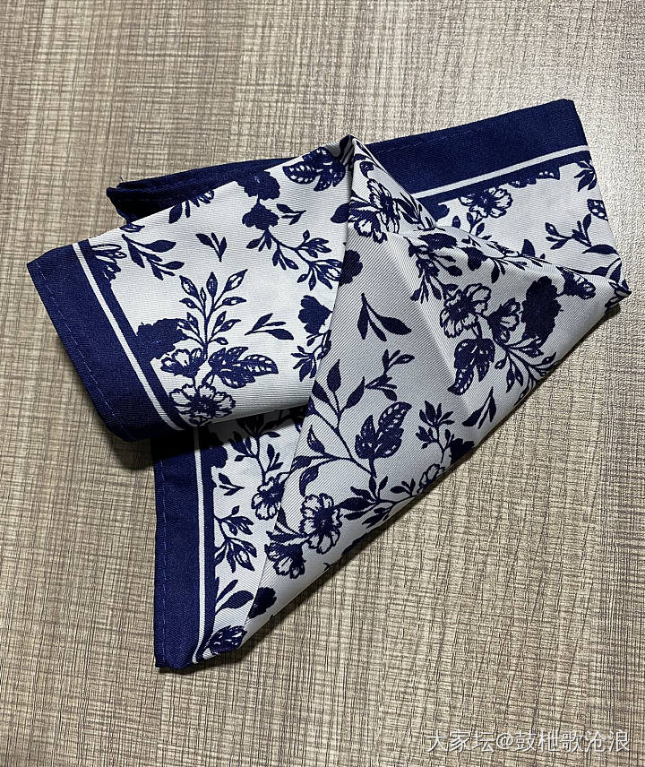 小丝巾，出运费，就送了