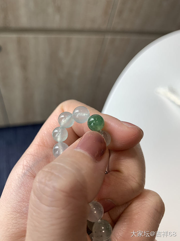 这串莫西沙，大家能帮我掌一下眼么？谢谢_珠串翡翠
