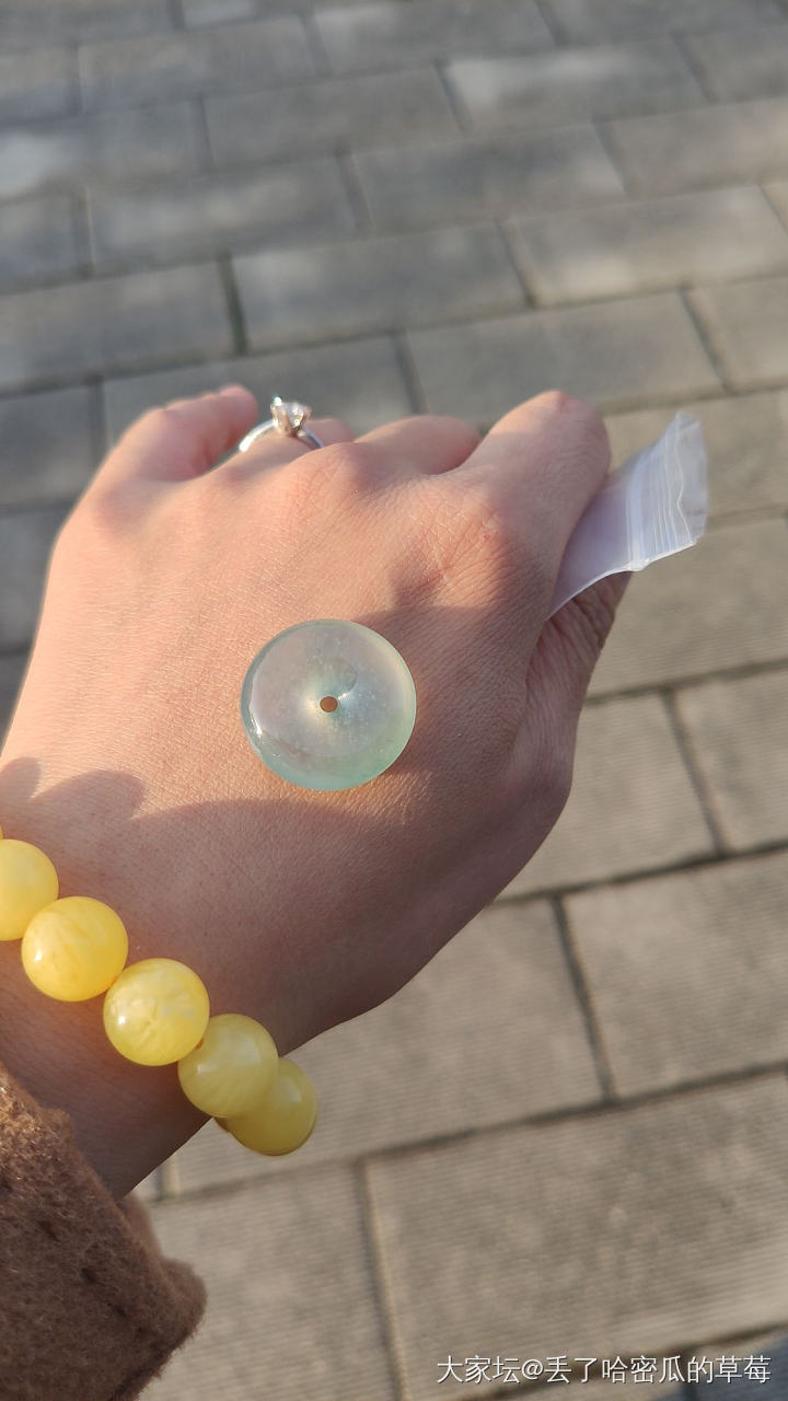 新入的扣子，纠结要不要留，求助