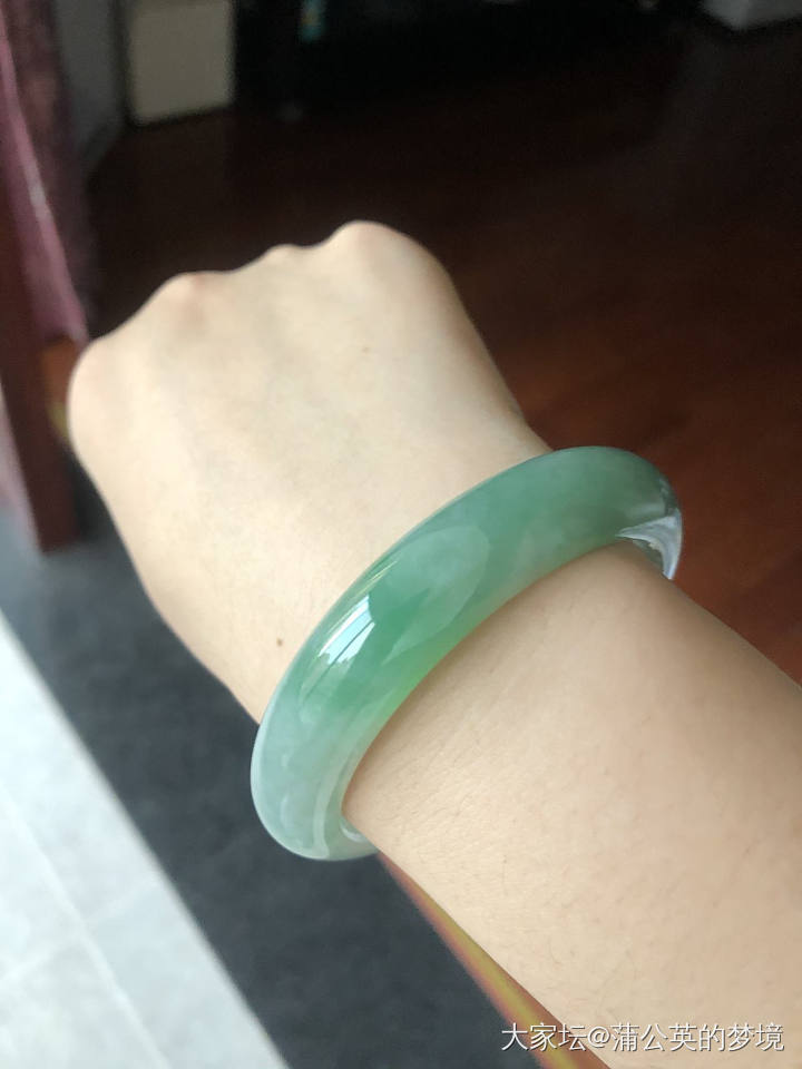 冰绿翡翠手镯_翡翠