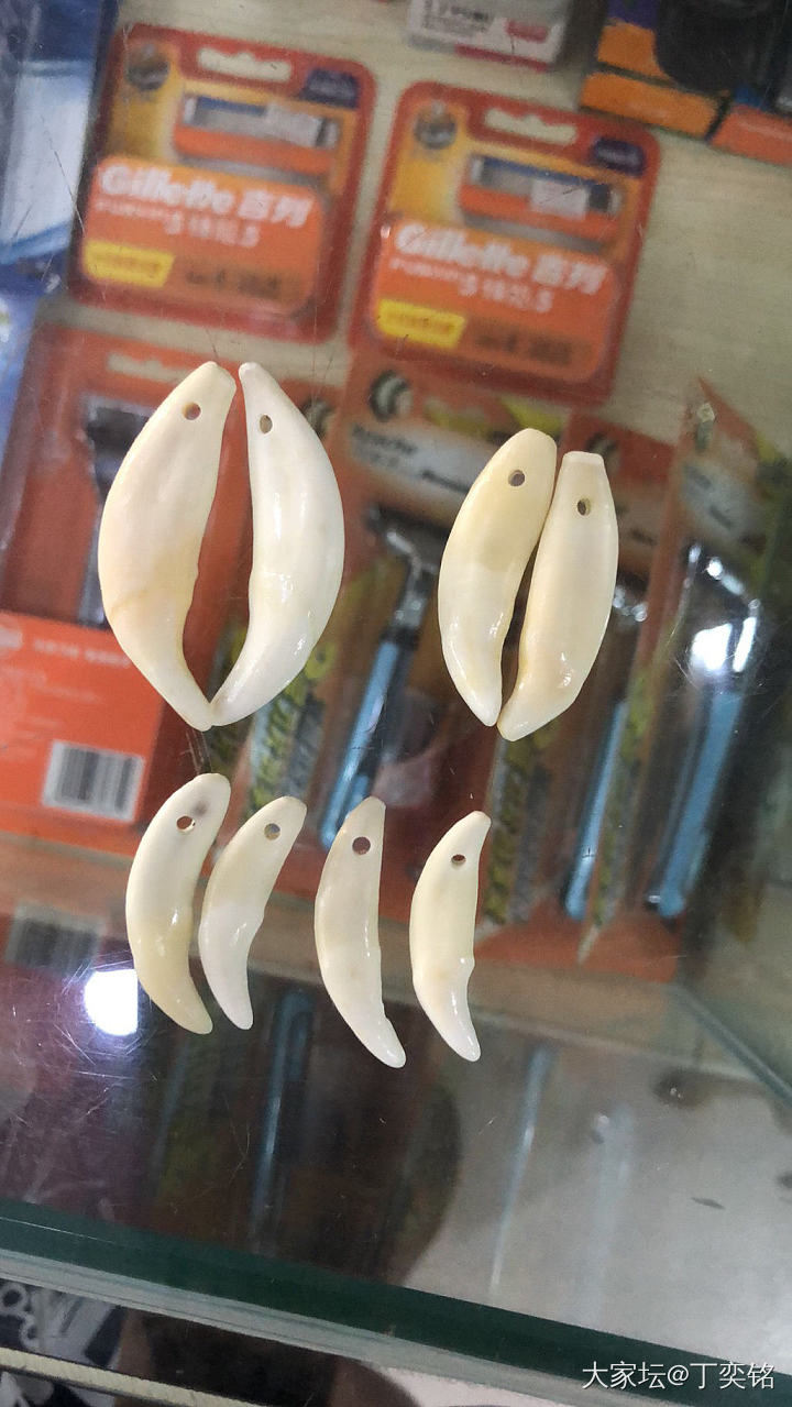 传说中，狗可以驱鬼辟邪，尤其是黑狗，而狗牙具有安神护身的作用。