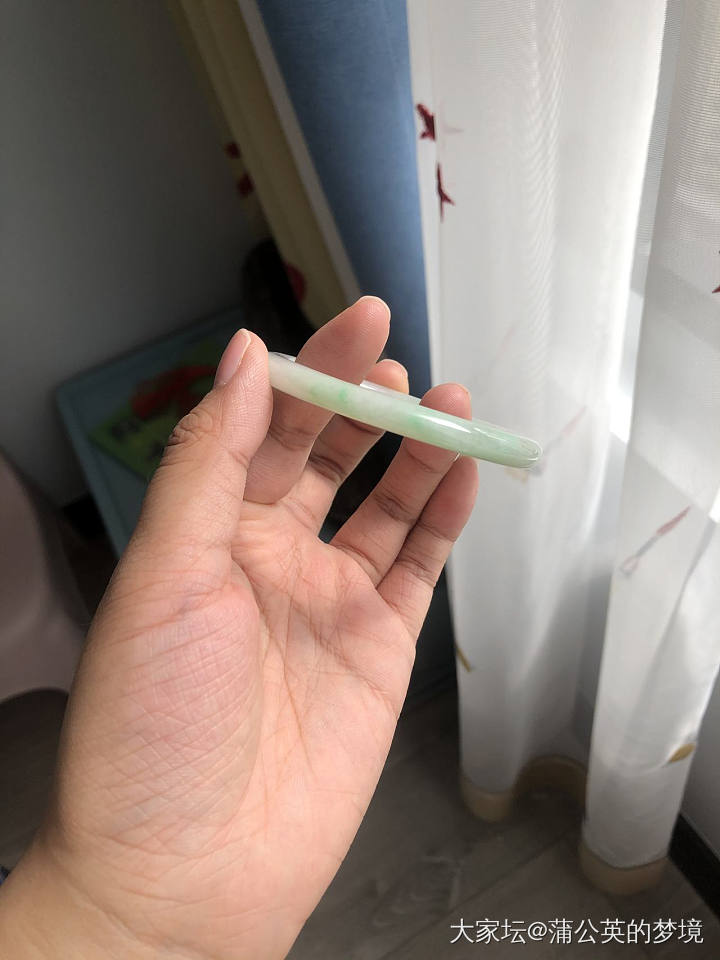 白底青翡翠贵妃圆条手镯_翡翠