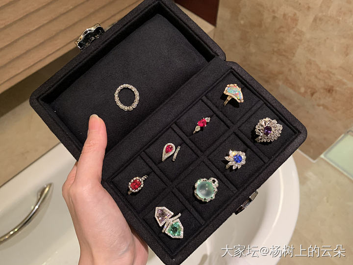 没有阳光，只能灯光了_戒指名贵宝石翡翠