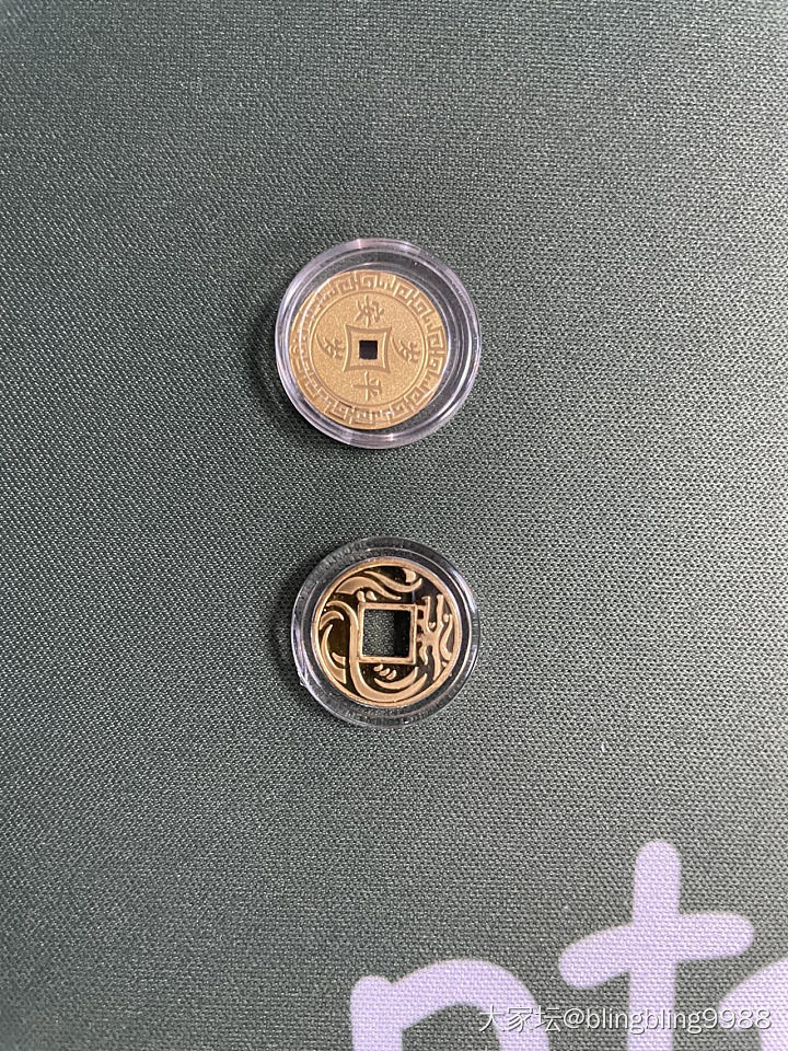 周大福1g和建行金2g，打算拿来抽奖礼品，包装大福全套更得体，单看建行比较赞，就..._金