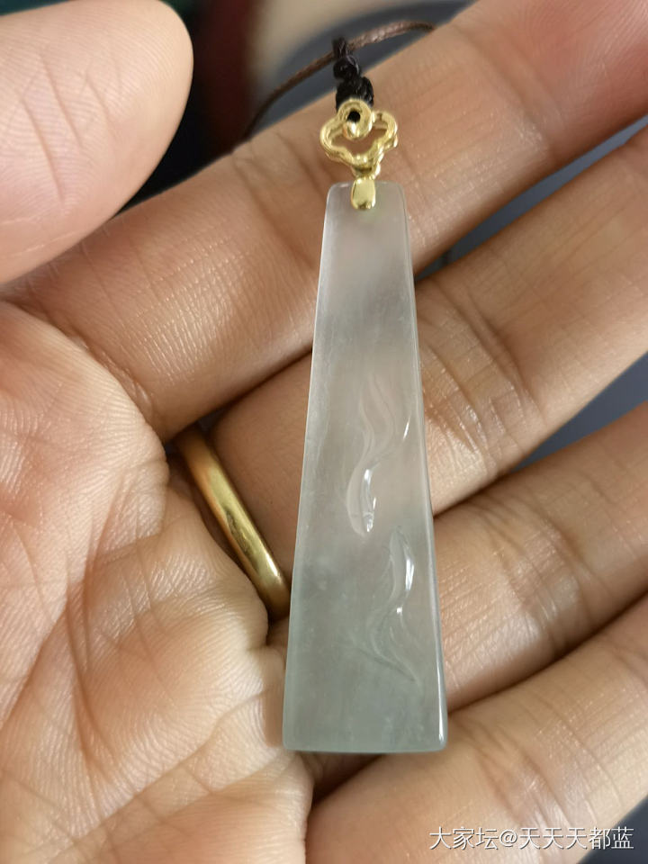 莫西沙老料，越看越喜欢，里面的光感特别好，但照片怎么也拍不出来。_吊坠翡翠