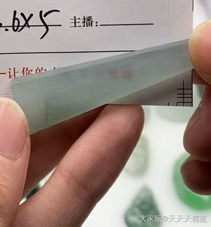 莫西沙老料，越看越喜欢，里面的光感特别好，但照片怎么也拍不出来。_吊坠翡翠