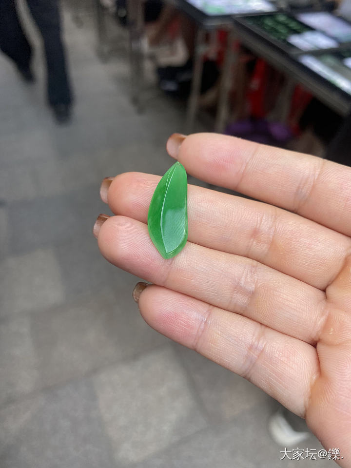 有没有坛友和我一样已经对翡翠灯下图审美疲劳了，快来晒点真实自然光下的色货！_翡翠