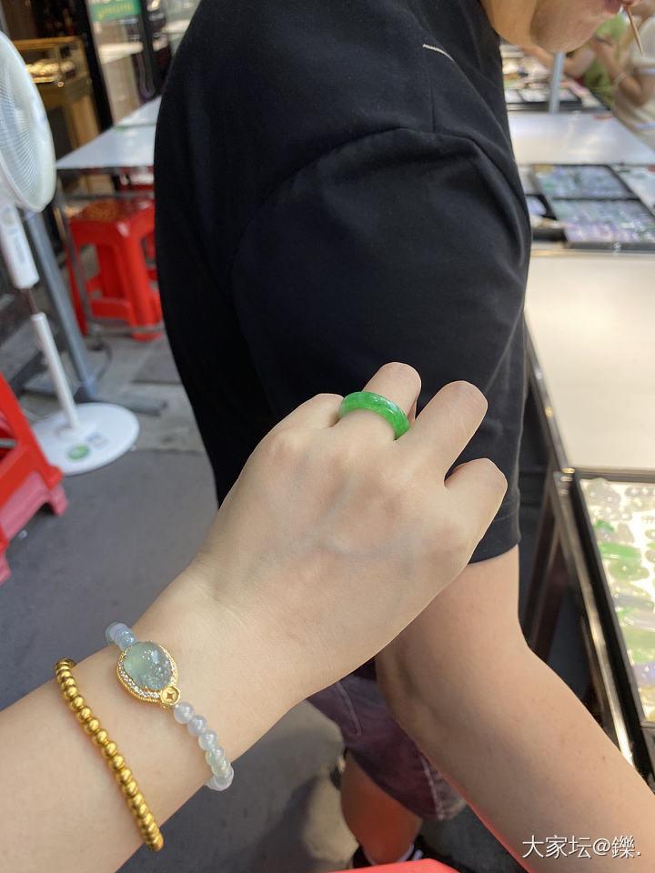 有没有坛友和我一样已经对翡翠灯下图审美疲劳了，快来晒点真实自然光下的色货！_翡翠