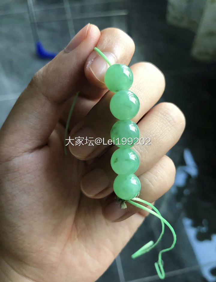 有没有坛友和我一样已经对翡翠灯下图审美疲劳了，快来晒点真实自然光下的色货！_翡翠