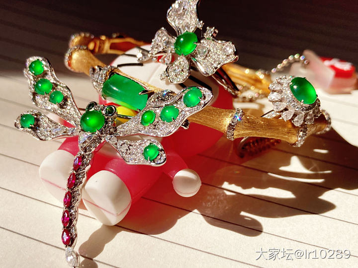 有没有坛友和我一样已经对翡翠灯下图审美疲劳了，快来晒点真实自然光下的色货！_翡翠