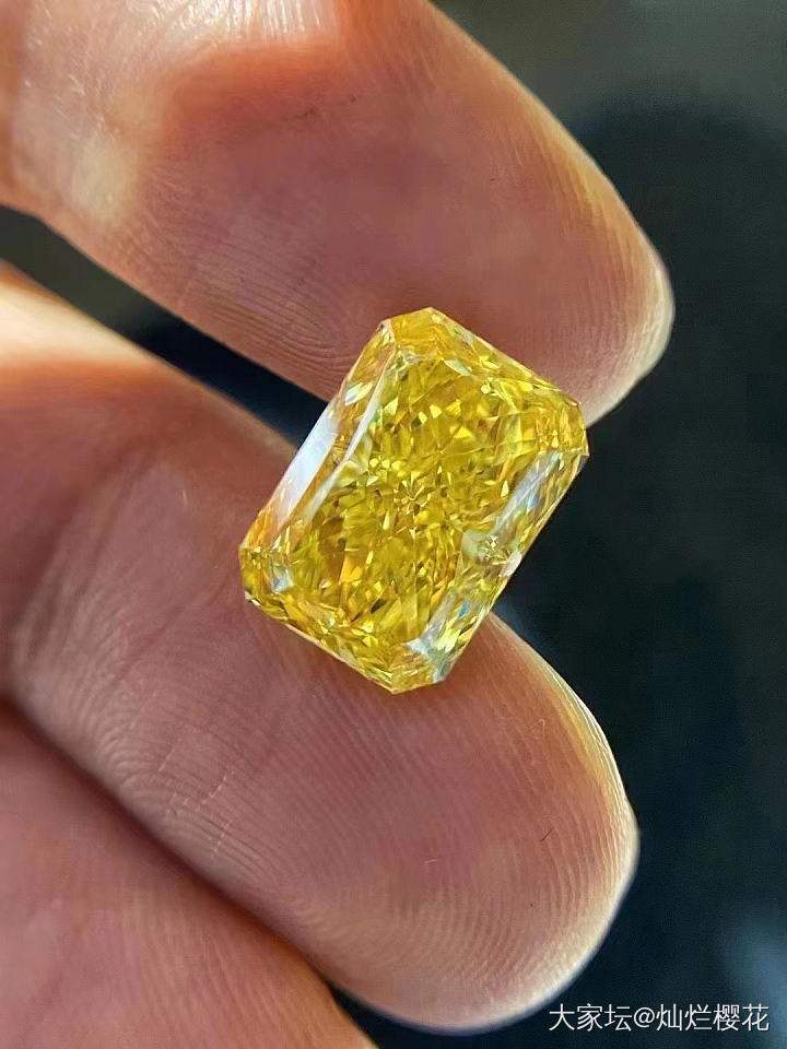 新货 艳黄 金灿灿 5卡多雷迪恩，顶级货品，现货出售 
超大尺寸 7卡直径 无可..._异形钻彩钻
