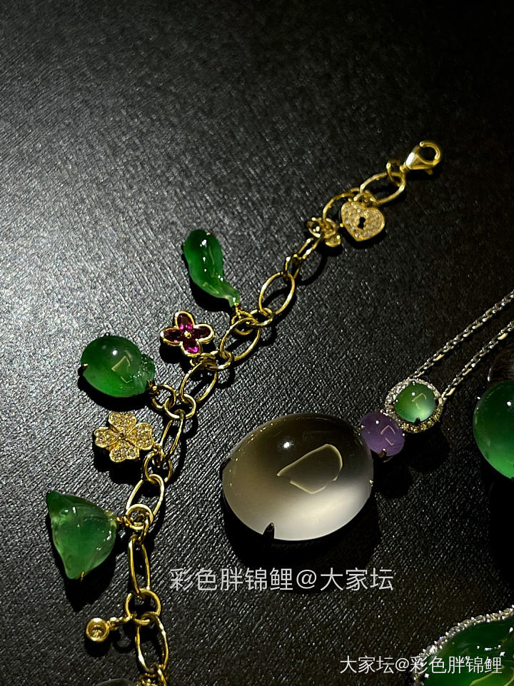 灯光下的小可爱们_翡翠