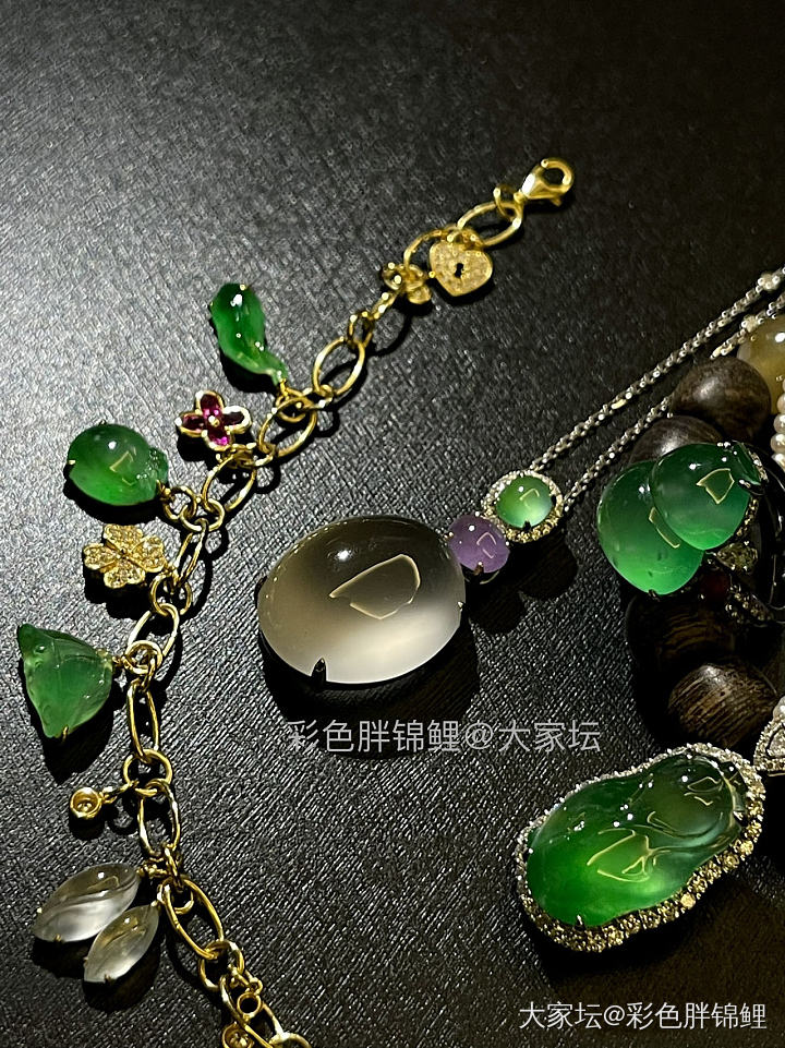灯光下的小可爱们_翡翠