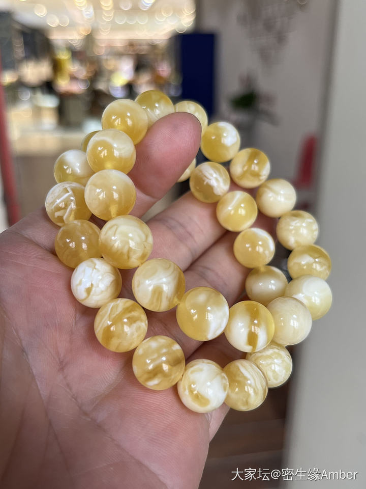 性价比超高的两条金白手串_琥珀蜜蜡