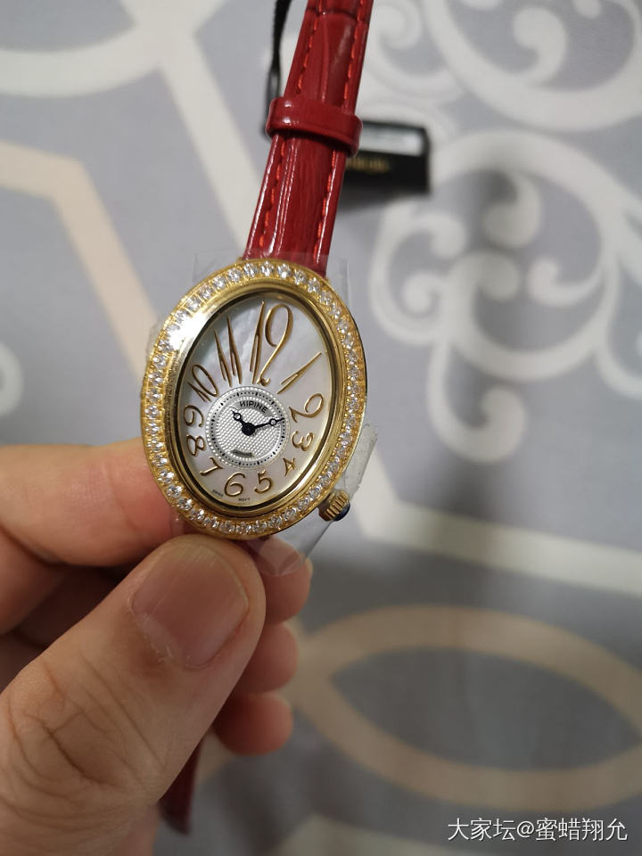 姐妹们，我又来求助了，商家发给我一个与证书不一样的表。_手表