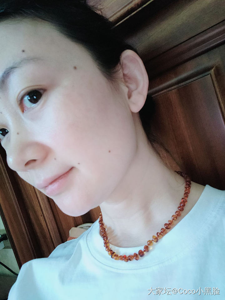 听说琥珀能安神静心，把宝宝的琥珀链拿出来当锁骨链戴。太轻了，无感。_琥珀蜜蜡