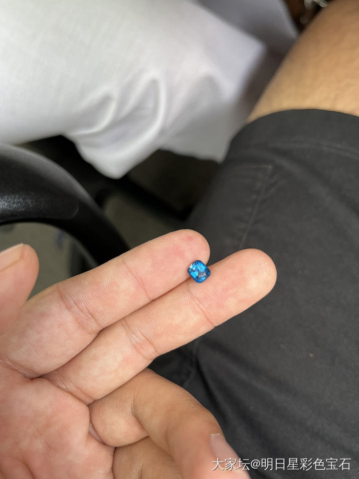 这种钴尖晶石怎么那么贵？同样克拉主证鸽血红 木佐祖母绿在它面前也只是个弟弟啊_尖晶石