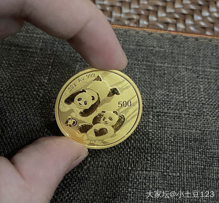 “6.18”抓了一对熊猫_钱币金