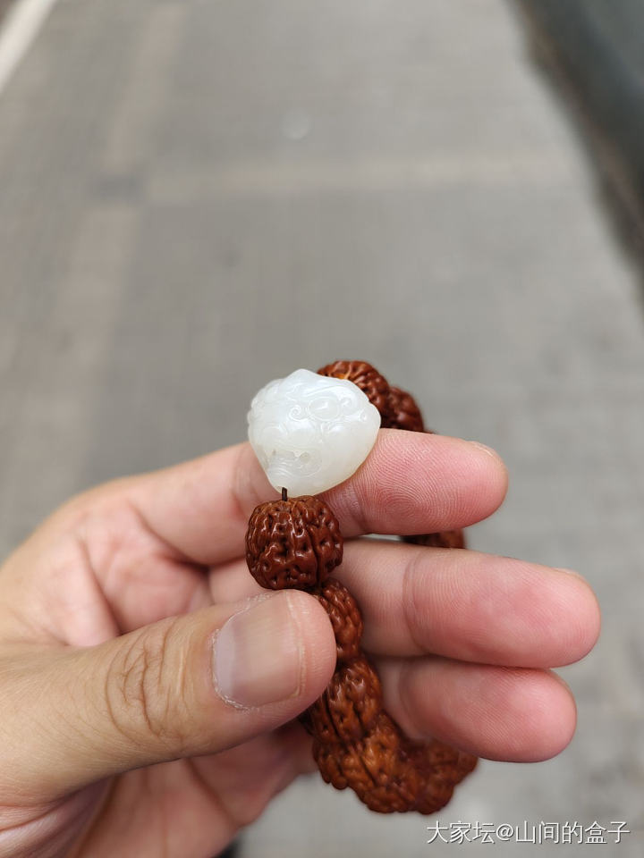 莹润的小荔枝，你可真不好拍_把玩件白玉和田玉
