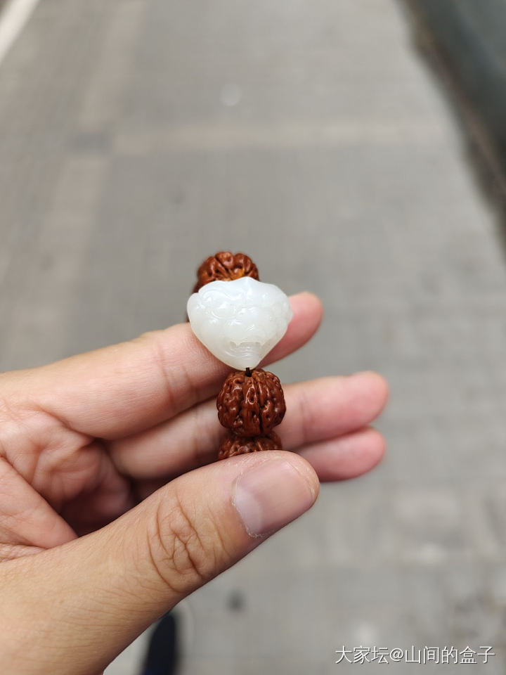 莹润的小荔枝，你可真不好拍_把玩件白玉和田玉