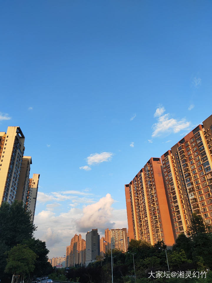 一天几场雨，中午雨后阳光明媚，傍晚月明星稀，这会儿倾盆大雨，穿个👗凉飕飕_生活闲聊