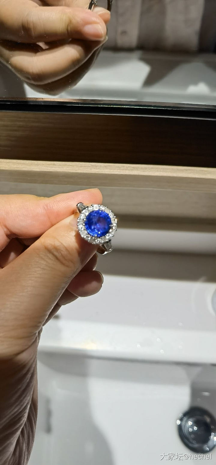 这石头它又大又圆，但是蓝宝石真的好难拍_戒指蓝宝石