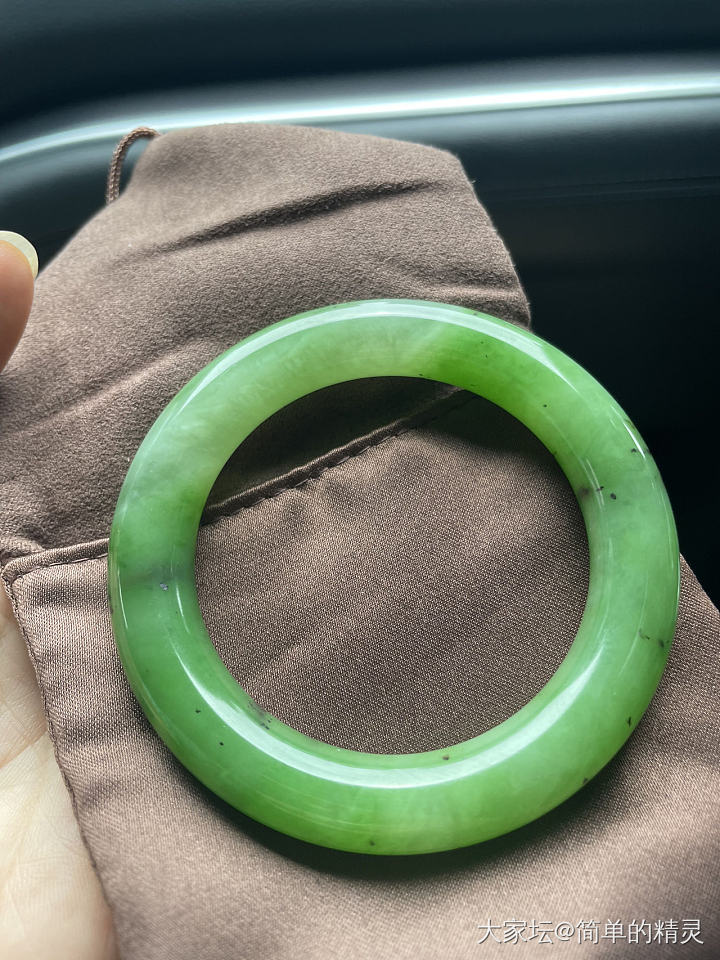 和田是白的贵，翡翠是绿的贵。_和田玉翡翠