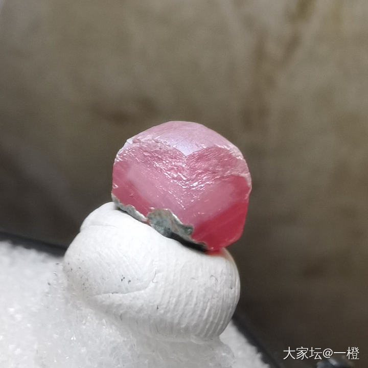 小蜜桃～广东菱锰矿共生磷灰石_彩色宝石矿物标本