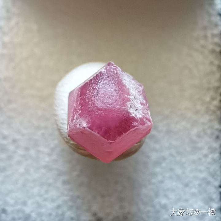 小蜜桃～广东菱锰矿共生磷灰石_彩色宝石矿物标本