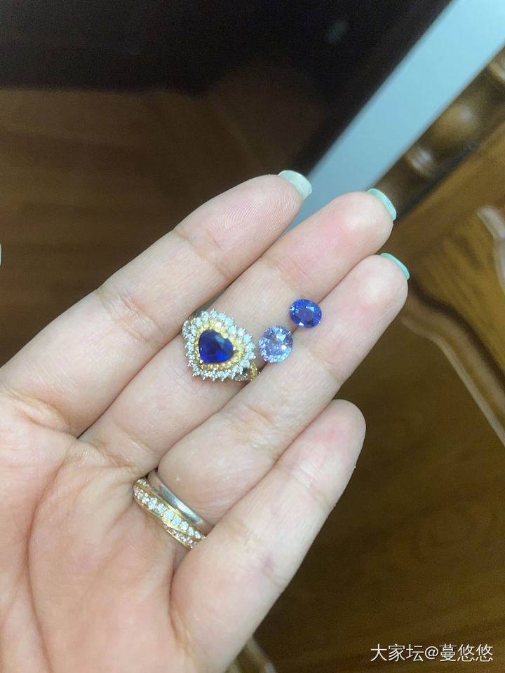 蓝宝石婚戒镶嵌配什么颜色的金好看_镶嵌蓝宝石名贵宝石