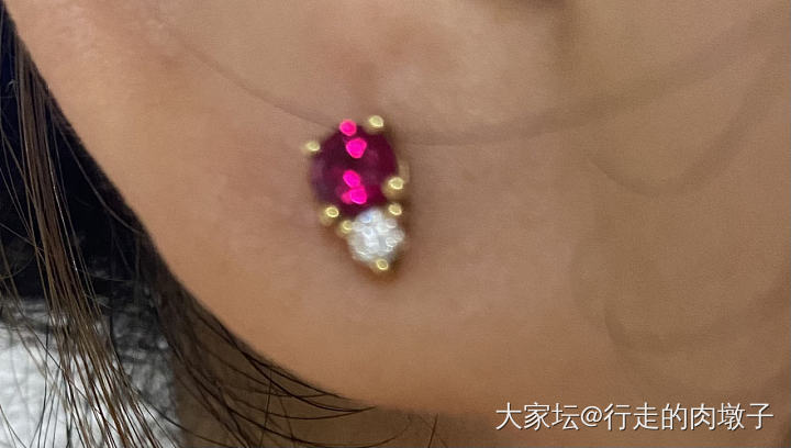 培育红宝石耳钉还是做小了_镶嵌彩色宝石