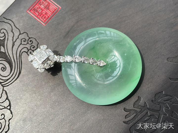 木那甜绿平安扣，要不要去掉镶嵌裸带呢_翡翠