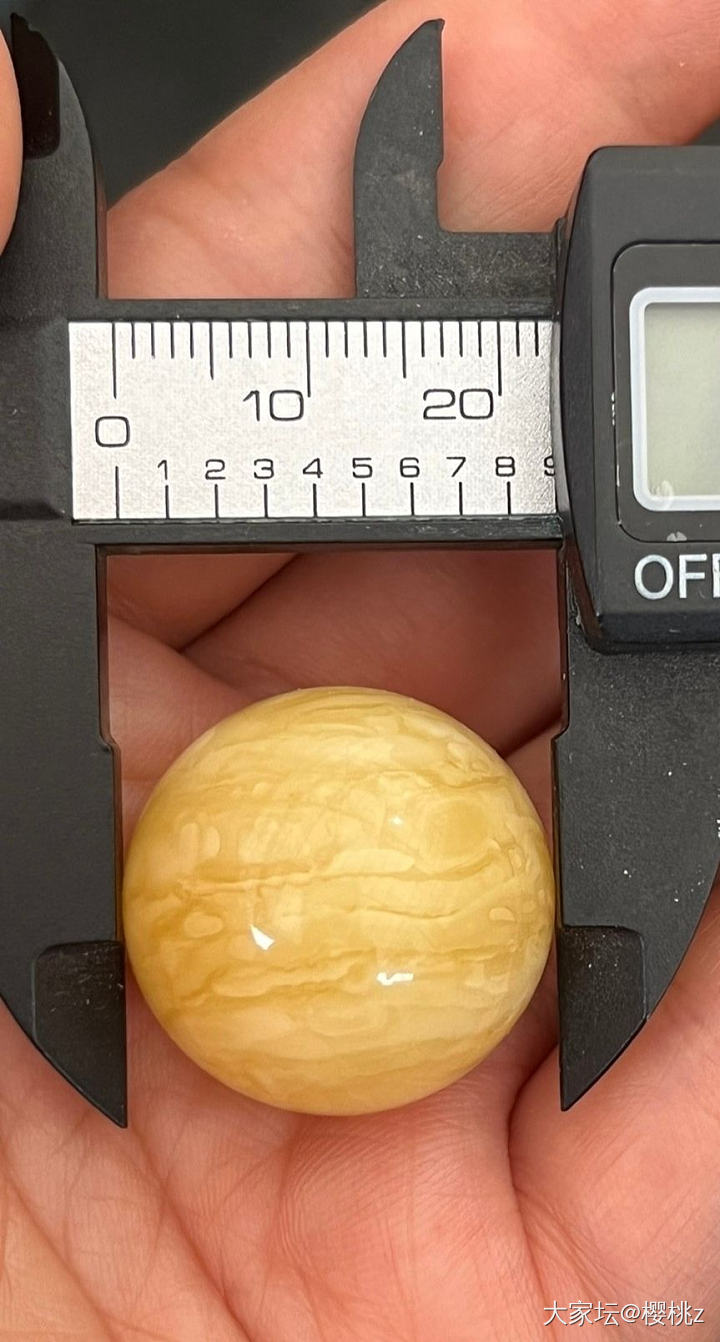 蜜蜡小白求助，这个珠子可以买吗，图案挺喜欢的，像颗星球。_琥珀蜜蜡
