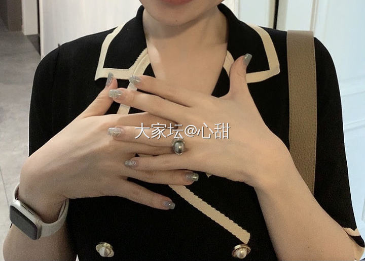 针织连衣裙搭珍珠～气质到家了！_戒指珍珠