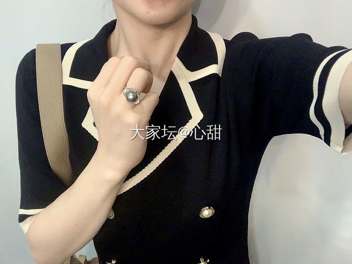 针织连衣裙搭珍珠～气质到家了！_戒指珍珠