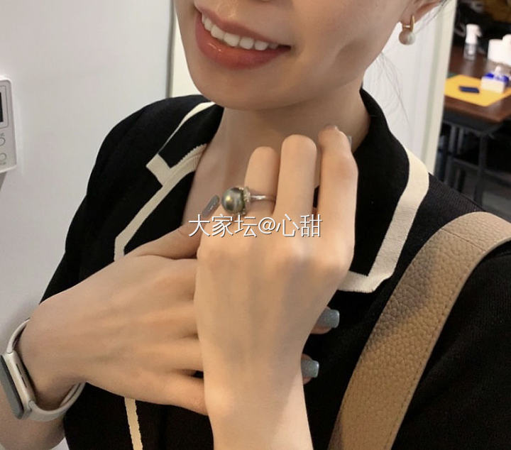 针织连衣裙搭珍珠～气质到家了！_戒指珍珠