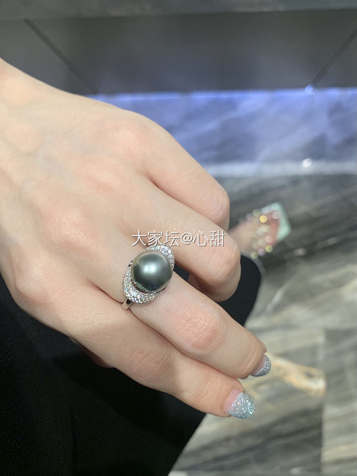 针织连衣裙搭珍珠～气质到家了！_戒指珍珠