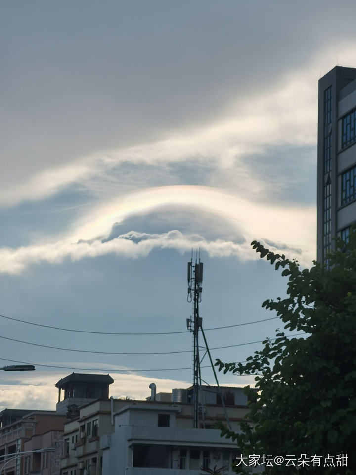 这是啥？今天下午的东莞天空不是彩虹啊，只有那个云朵旁边有_景色