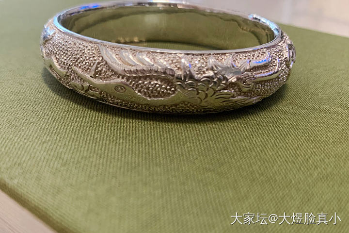 老宝成——六合同春 （浮雕翡翠珍珠底款）_手镯银