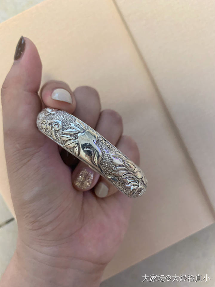 老宝成——六合同春 （浮雕翡翠珍珠底款）_手镯银
