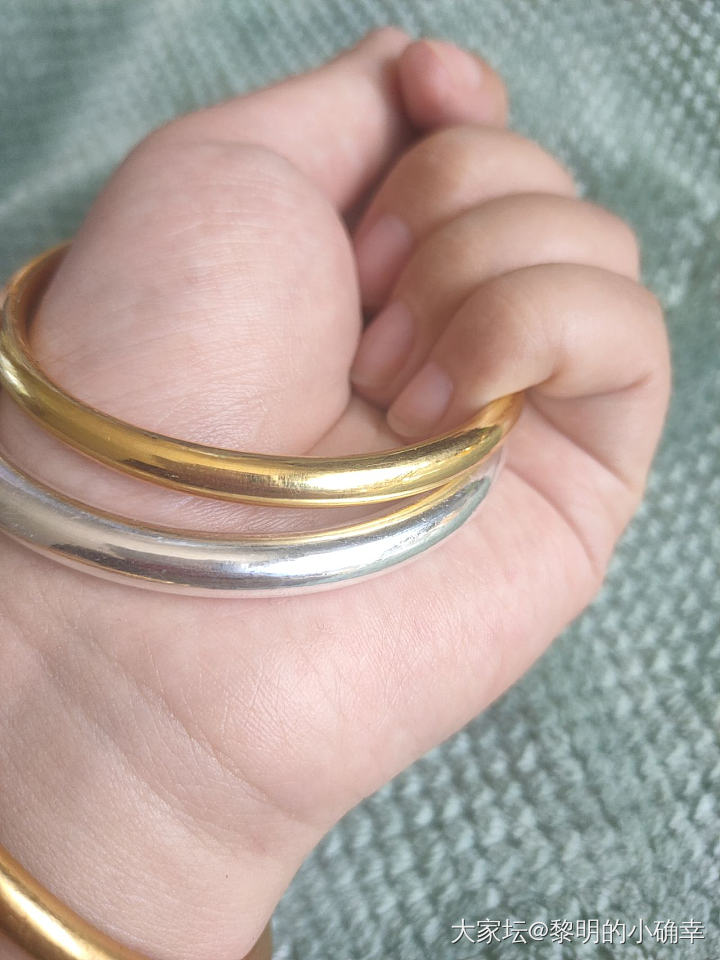 新到手热乎的金银镯，一样圈口一样重量，没想到银镯看起来比金镯大那么多_手镯银金