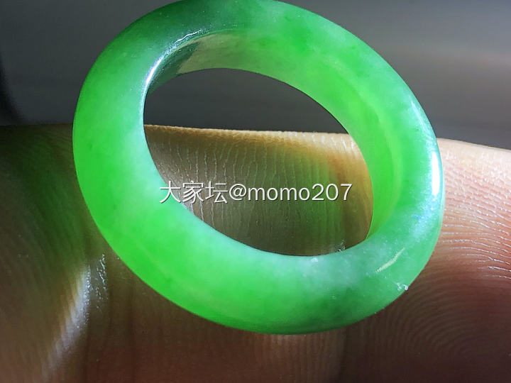 在直播间收的一个翡翠的戒指，满色的，不知道值不值，有没有大神指点一下