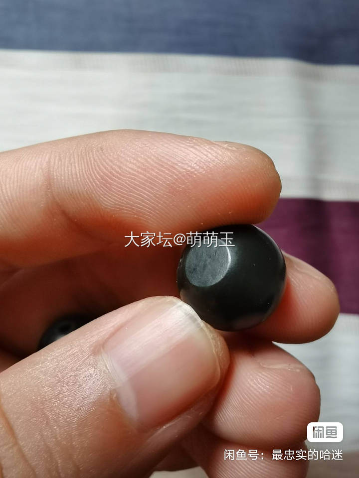 两个新疆和田玉黑青珠子，都是14mm。哑光打磨，黑，细，油，可以配手串，配多宝_和田玉