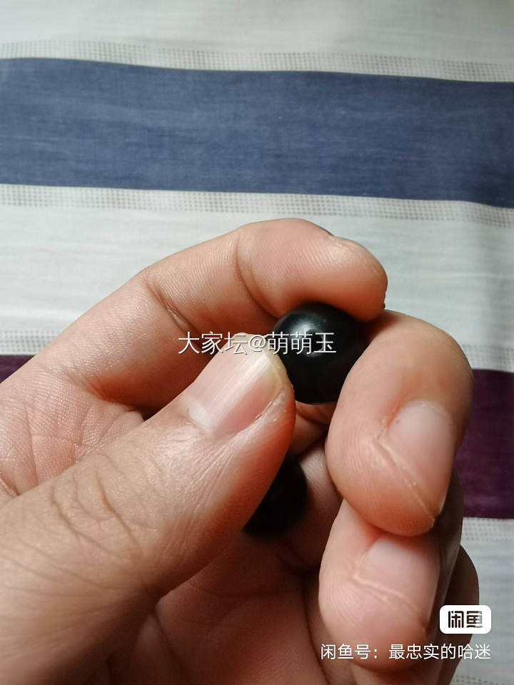 两个新疆和田玉黑青珠子，都是14mm。哑光打磨，黑，细，油，可以配手串，配多宝_和田玉