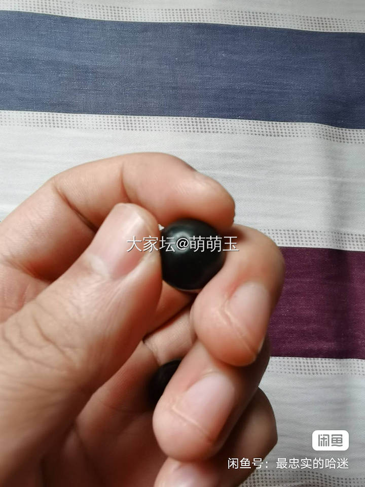 两个新疆和田玉黑青珠子，都是14mm。哑光打磨，黑，细，油，可以配手串，配多宝_和田玉