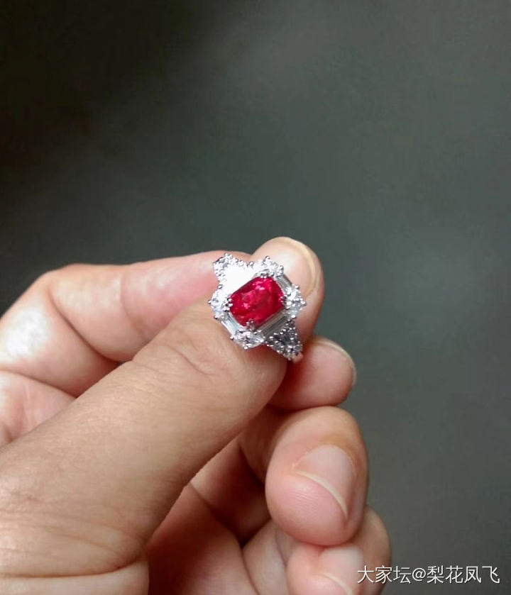 值班摸鱼拍拍拍，红尖晶遇到太阳马上变身小火球_戒指尖晶石