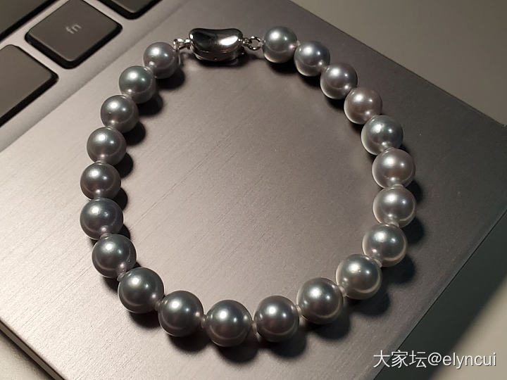 闺蜜送的生日礼物，奶奶灰，再挂两个小滴溜，好玩～_翡翠珍珠