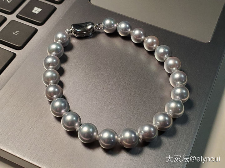闺蜜送的生日礼物，奶奶灰，再挂两个小滴溜，好玩～_翡翠珍珠
