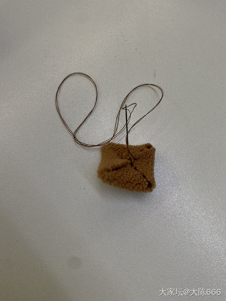 今天背了自己自己做的布包，一串小花花，心情都好了_包包