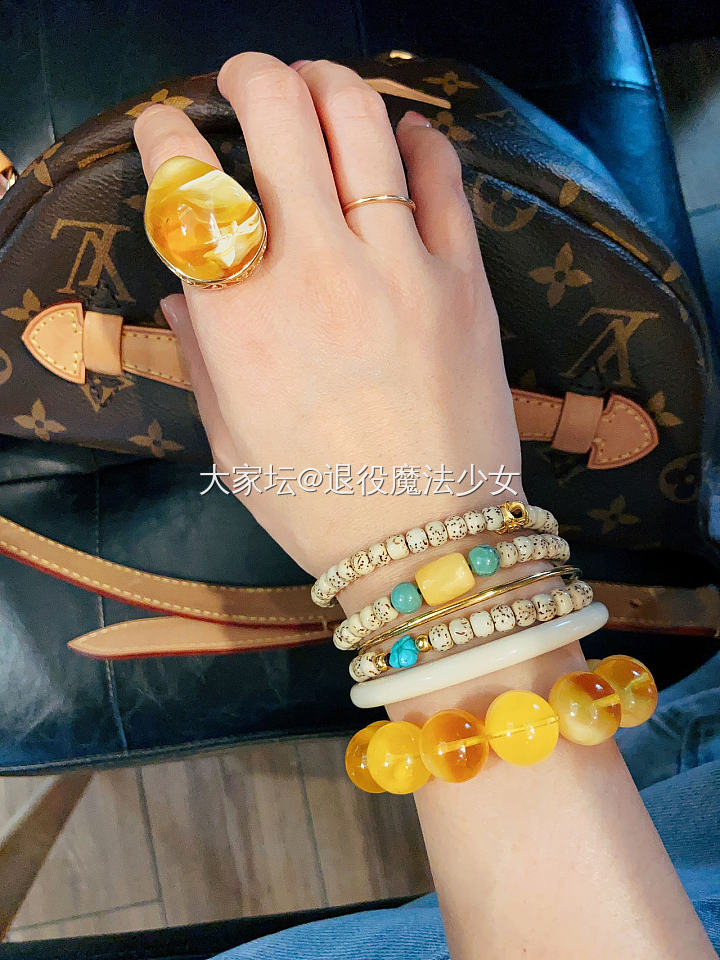 像蜜糖，甜蜜会发光_戒指珠串琥珀蜜蜡